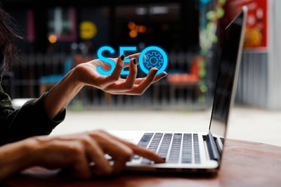 Analyse des Perspectives de l’Emploi en SEO pour 2024 : Évolutions des Rémunérations, Tendances Émergentes et Influence de l’Intelligence Artificielle
