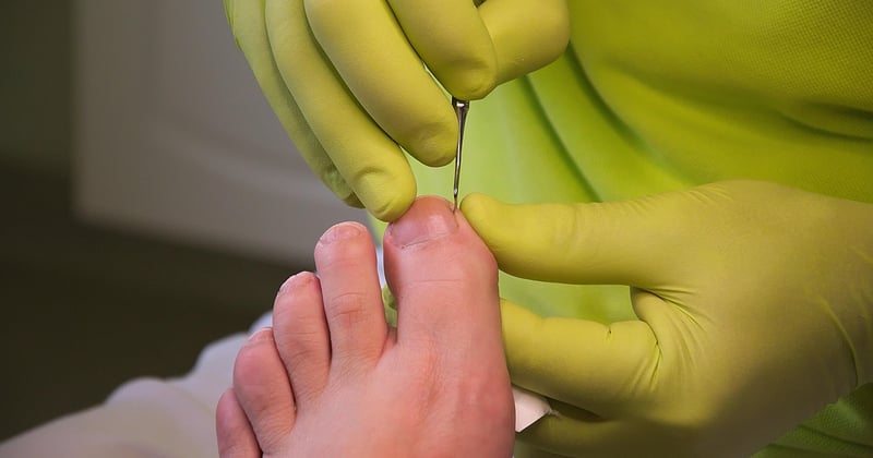 Recette de bain de pied maison : 5 astuces pour des pieds tout doux