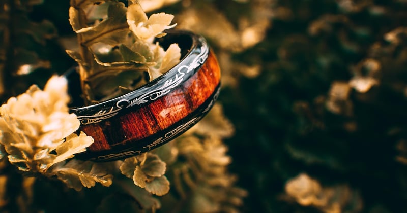 Bague en bois pour femme : l'alliage naturel de l'élégance et du style