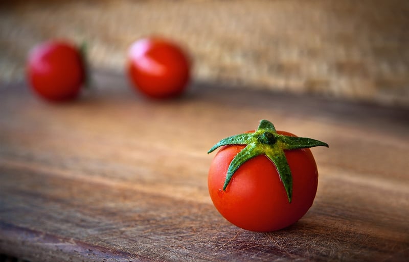 Comment enlever une tache de sauce tomate en 2026 : astuces efficaces